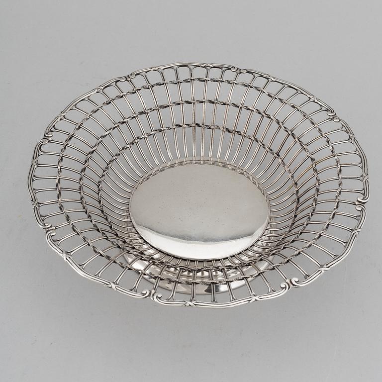 A pair of Swedish early 20th century silver baskets, mark of CG Hallberg, Stockholm 1912.