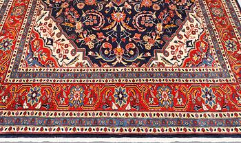 A Hamadan carpet, ca 330 x 220 cm.