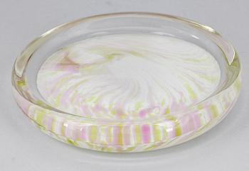 FAT, glas, Oiva Toikka, Nuutajärvi, Notsjö, Finland. 1900-talets andra hälft. Sign.