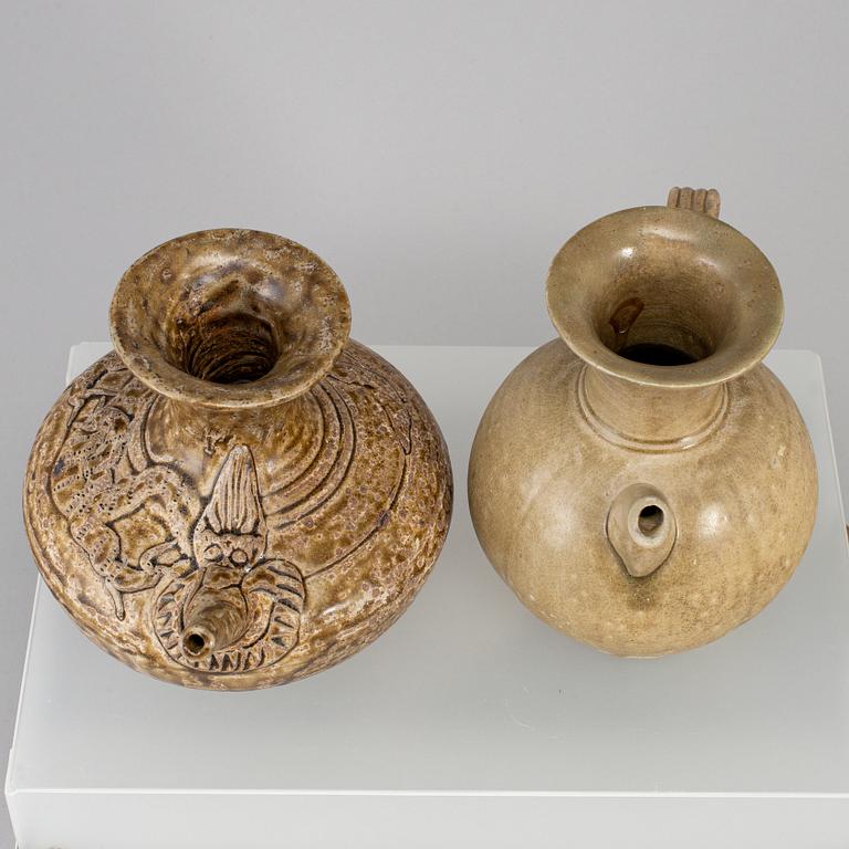 KENDI, två stycken, lergods. Thailand, 1500-tal.