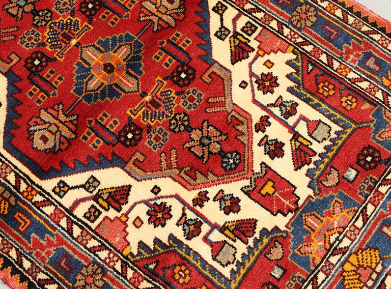 A rug, Hamadan, approx. 130 x 88 cm.