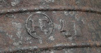 GRYTOR, 2 st, gjutjärn, en märkt HF, sannolikt Hällefors bruk, 1800-tal.