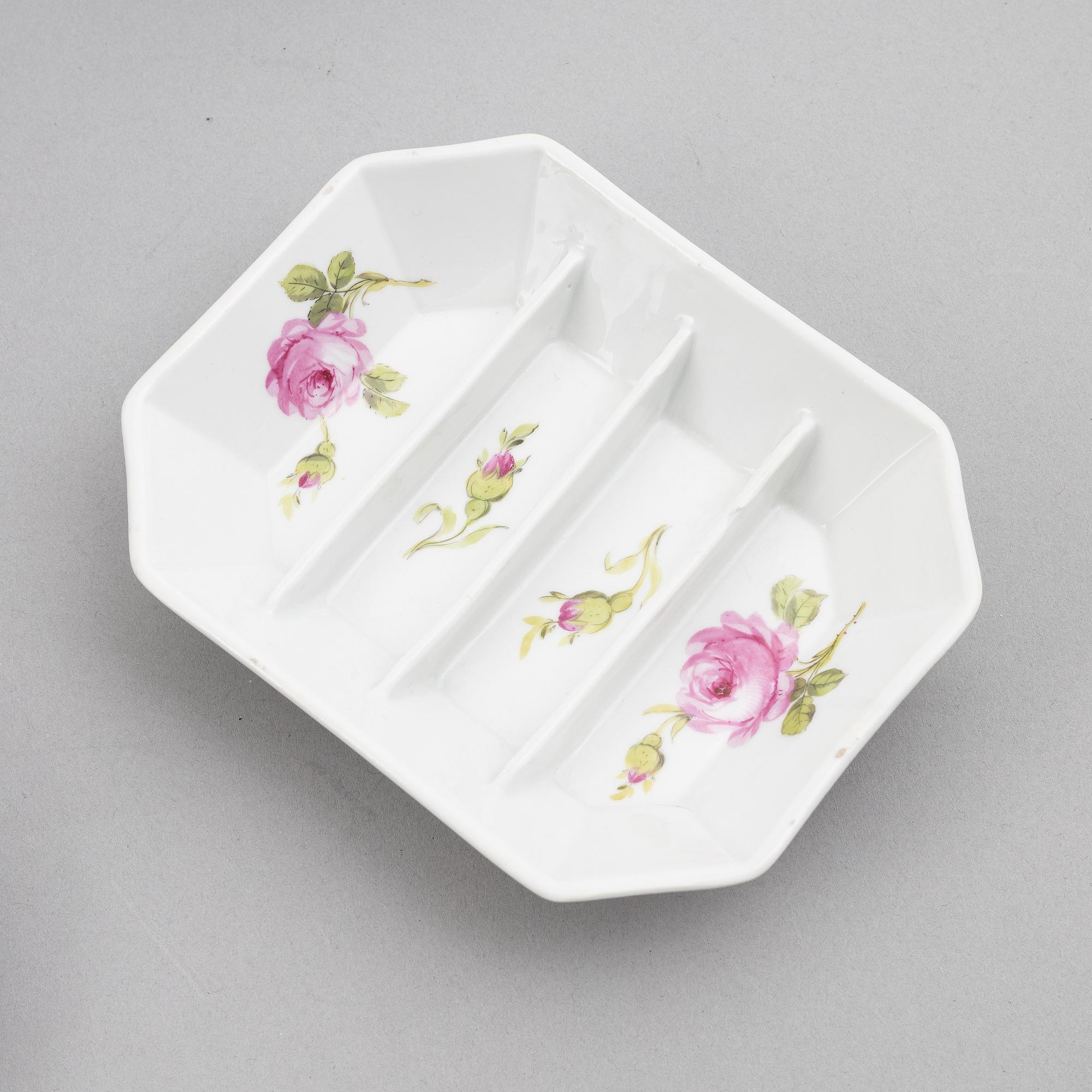 Te- och kaffeservis, 28 delar, samt tvättfat med kanna, porslin, Meissen, omkring år 1900.