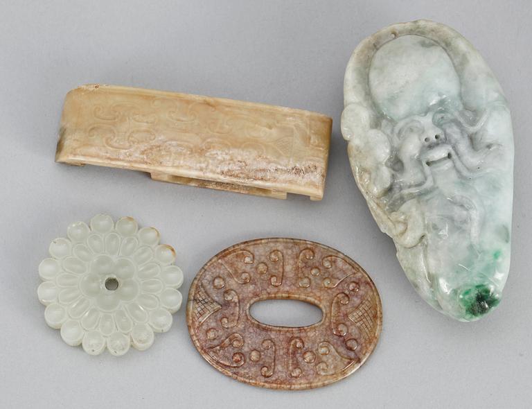 SPÄNNE SAMT KNAPP, troligen jade, Kina 1800-tal. FIGUR samt SPÄNNE, sten, Kina, 1900/2000-tal.