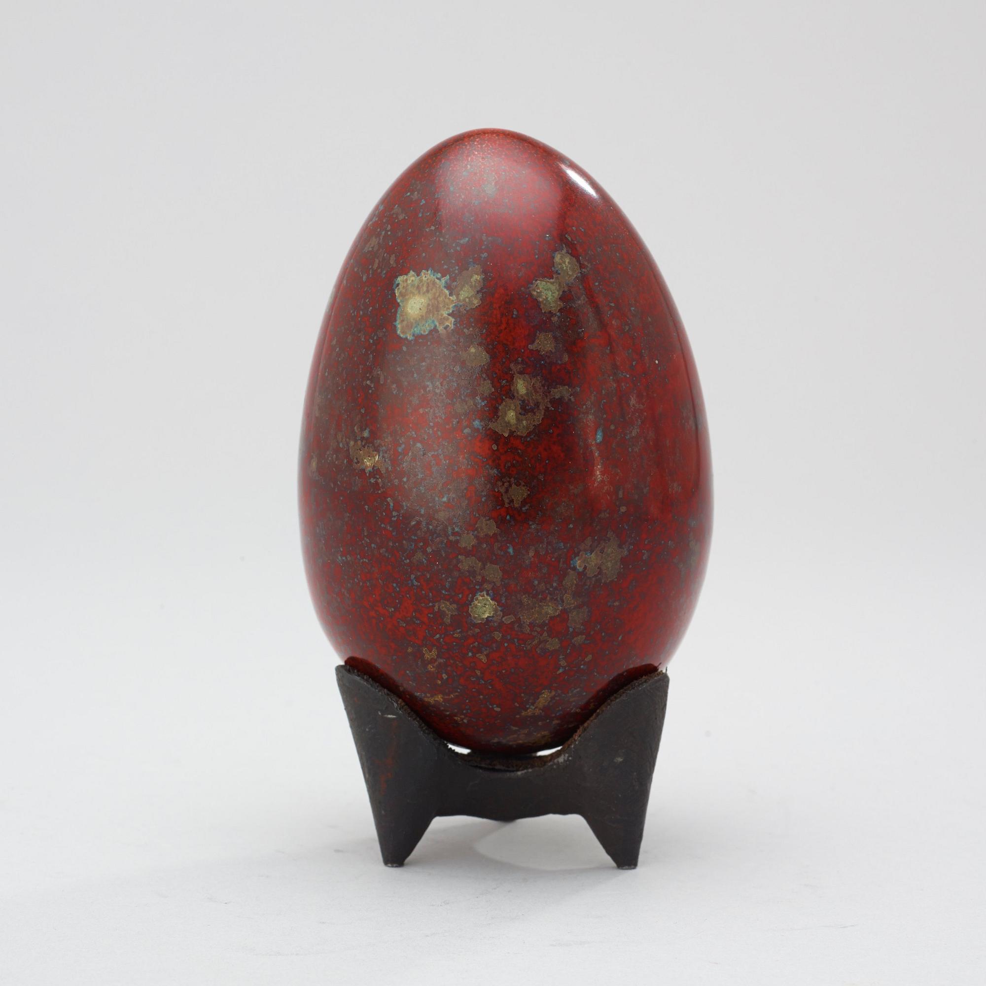 A Hans Hedberg faience box and two eggs, Biot, France.