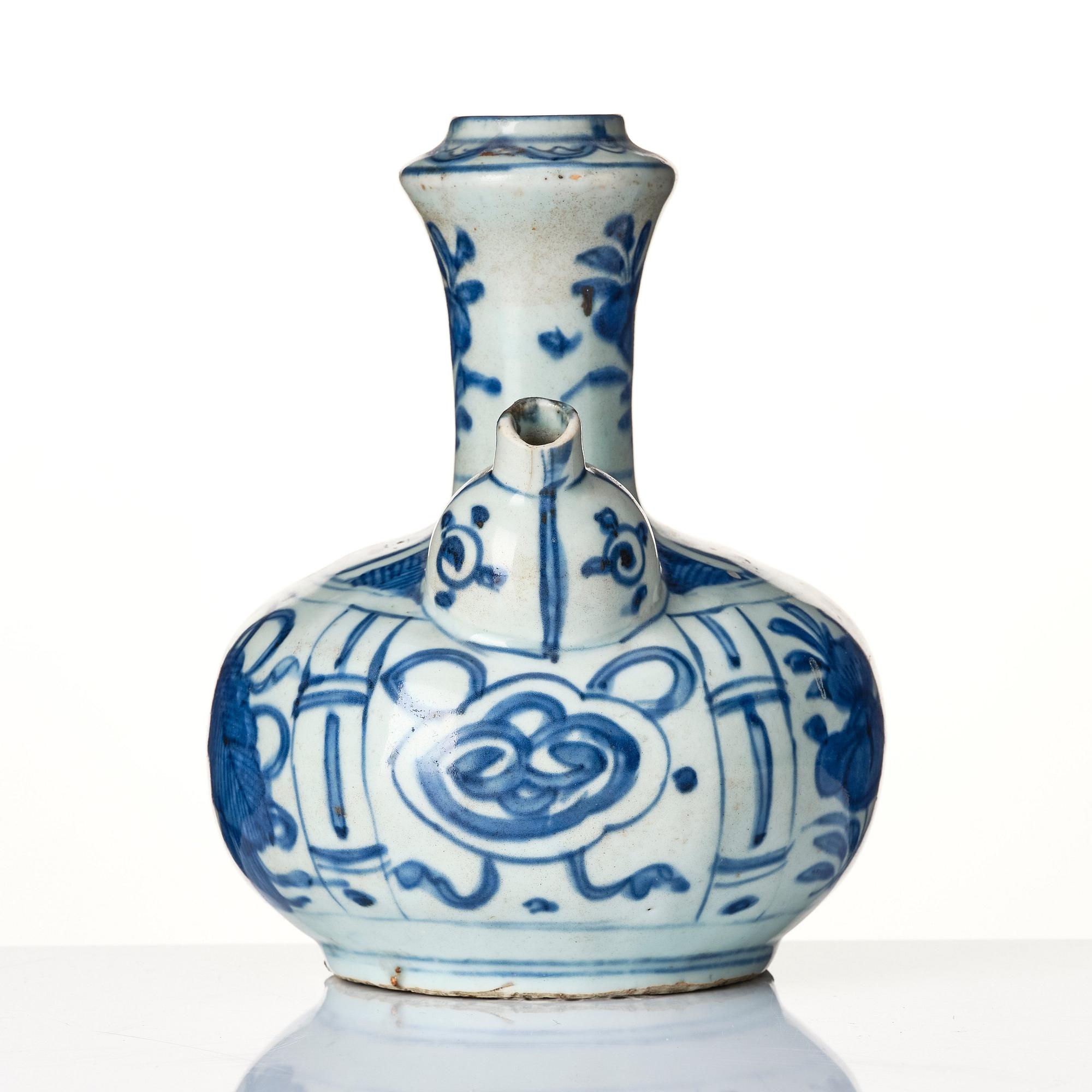 Kendi/Kanna, porslin. Mingdynastin, Wanli (1572-1620).