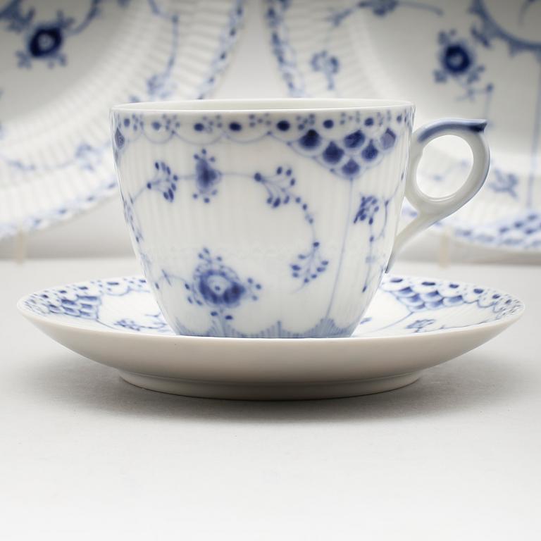 SERVISDELAR, 20 del, porslin, "Musselmalet", Royal Copenhagen.