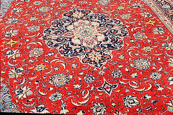 A Kashan carpet, a. 320 x 234 cm.