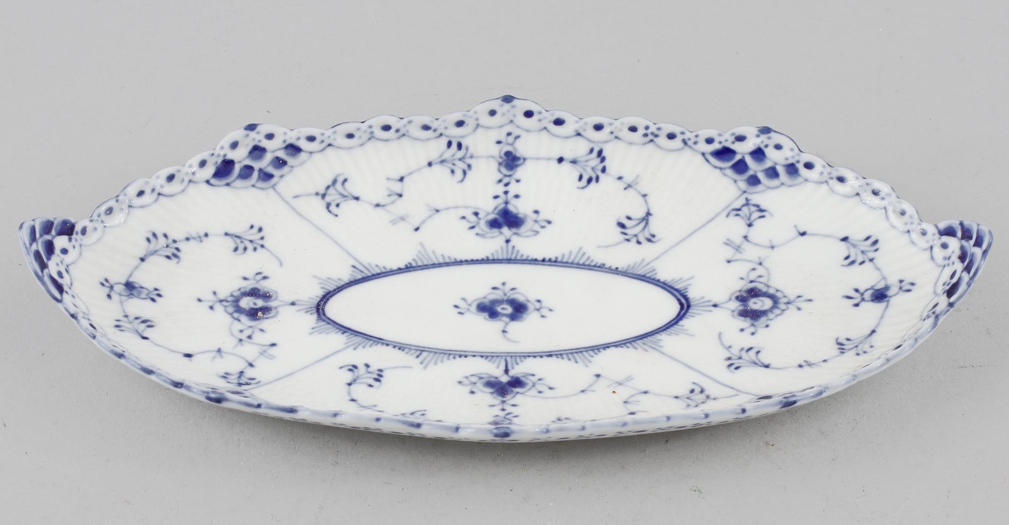 SERVISDELAR, 34 st, porslin, "Musselmalet", Royal Copenhagen, 1900-talets andra hälft.