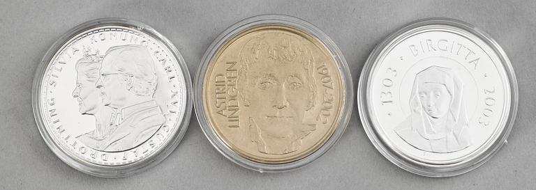 PARTI MINNESMEDALJER ca 40 st OCH 6 MYNTSATSER, mest silver, Sverige sent 1800-tal till 2000-tal. Totalvikt med plastförpackningar exklusive årssatserna ca 1200 gram.