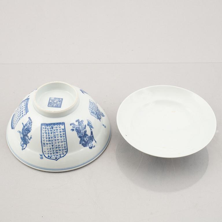 A group of ten Chinese blue and white porcelain cups and a bowl with cover, late Qing dynasty and 20th century.