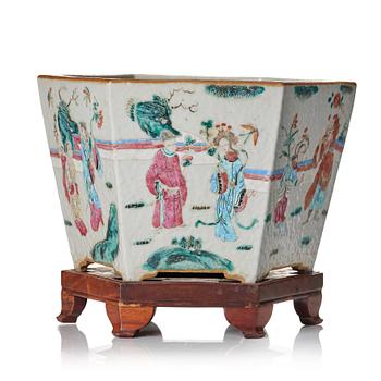 1008. A large famille rose flower pot, Qing dynasty, 19th Century.