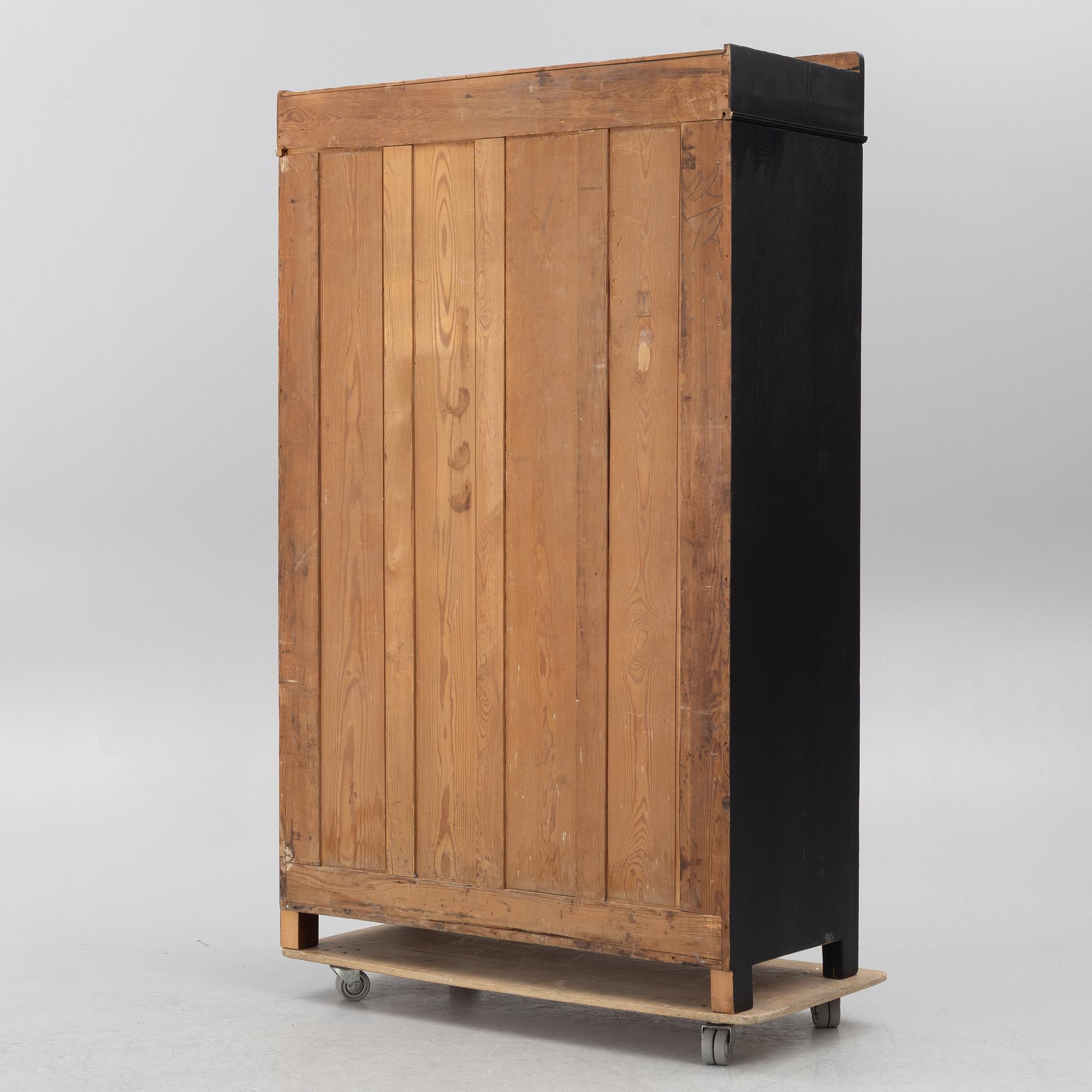 Klädskåp, 1900-talets början.