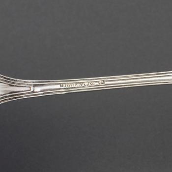 A lot of five silver sprinkle spoons ans a strainer, including IA Hamrin, Sundsvall, 1862.