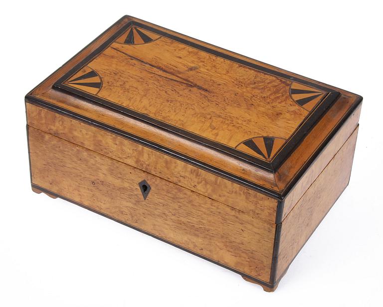 SKRIN samt TOBAKSBURK, 1800-tal.