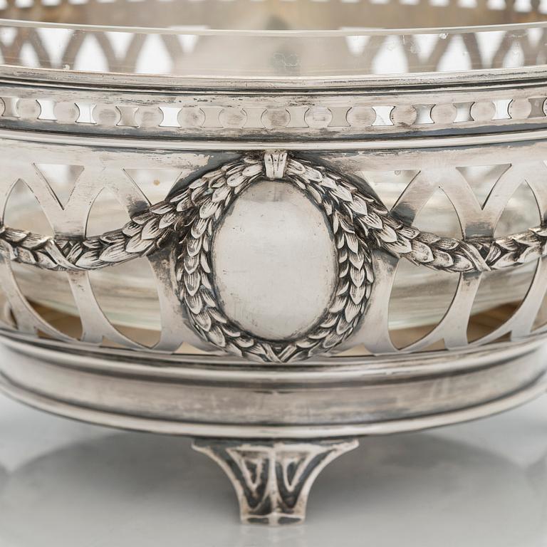 Tarjoilumalja, hopea, lasisisus, tuontileima 1899-1907, Br. Grachevin leima hovihankkijan merkillä.