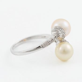 Ring in 18K white gold with pearls, one cultured and one imitation pearl, and eight-cut diamonds.