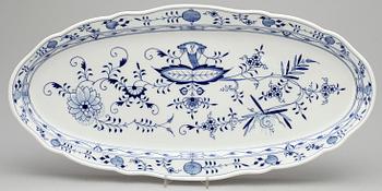 STEKFAT, porslin, 'Lökmönstret', Meissen, 1900-talets andra hälft.