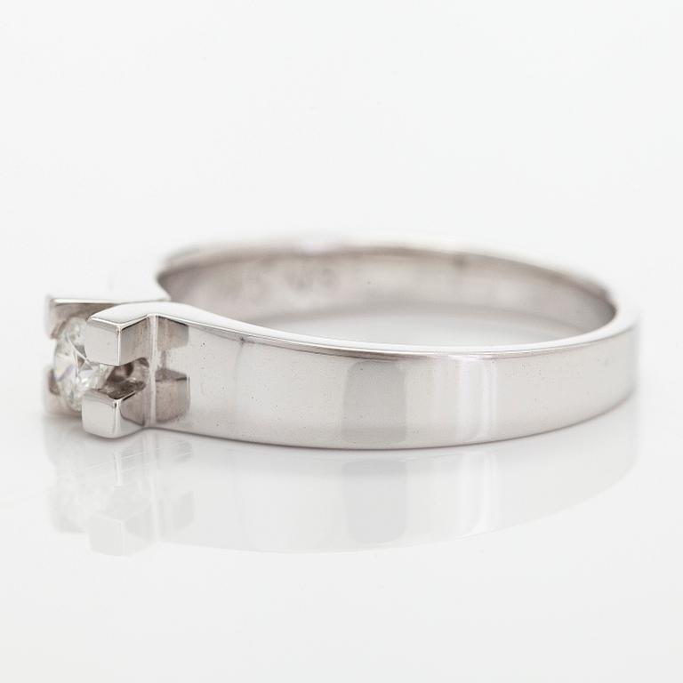 Alain Roure, ring, 18K vitguld, med en briljantslipad diamant ca 0.15 ct, Frankrike.