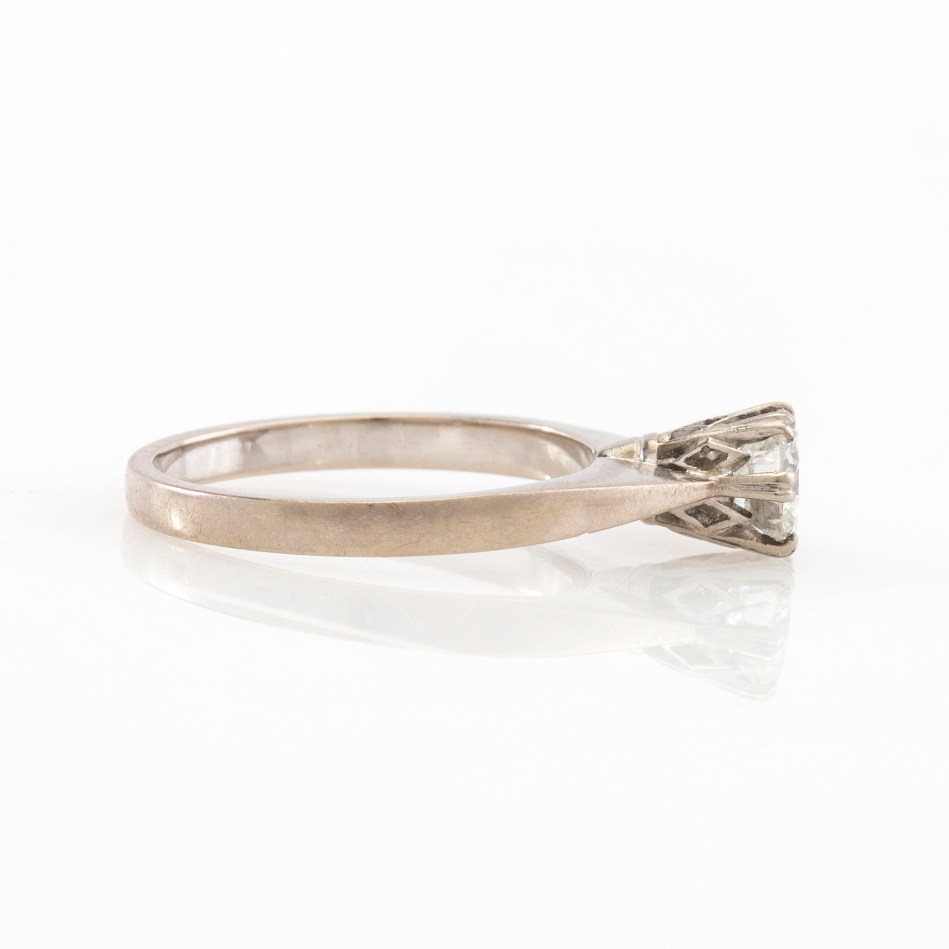 Ring solitär 18K vitguld med en rund briljantslipad diamant.
