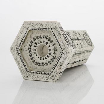 Rut Bryk, kynttilänjalka, kivitavaraa, signeerattu BRYK.