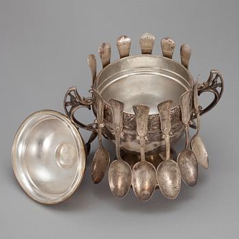 UPPSATSSKÅL, 12 st SKEDAR. Stämplat "Extra coin silver plate". England, sekelskiftet 1800/1900.