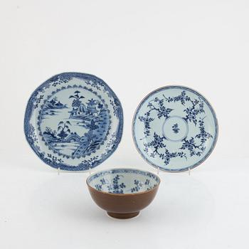 A Chinese blue and white export porcelain bowl and two dishes, Qing dynasty, Qianlong (1736-95).