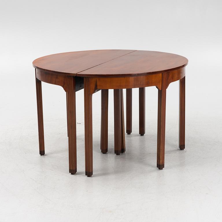 An English mahogany veneered George III style dining table, 19th Century.