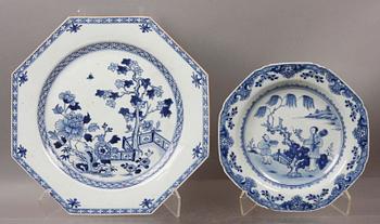 TALLRIKAR, 2 st, porslin, Kina, 1700-tal.