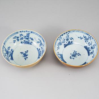 SKÅLAR, två stycken, samt KOPP med FAT, kompaniporslin. Qingdynastin, Qianlong (1736-95).