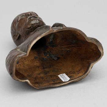 PORTRÄTTBYST, brons, monogramsignerad o daterad 1909.