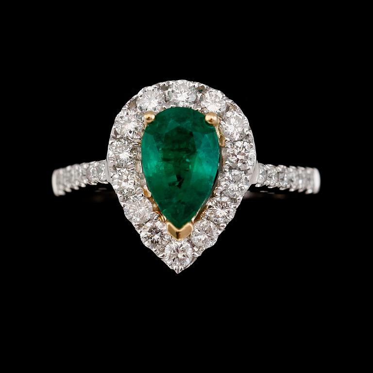 RING, 18K vitguld, smaragd ca 0.90 ct, diamanter tot ca 0.70 ct.