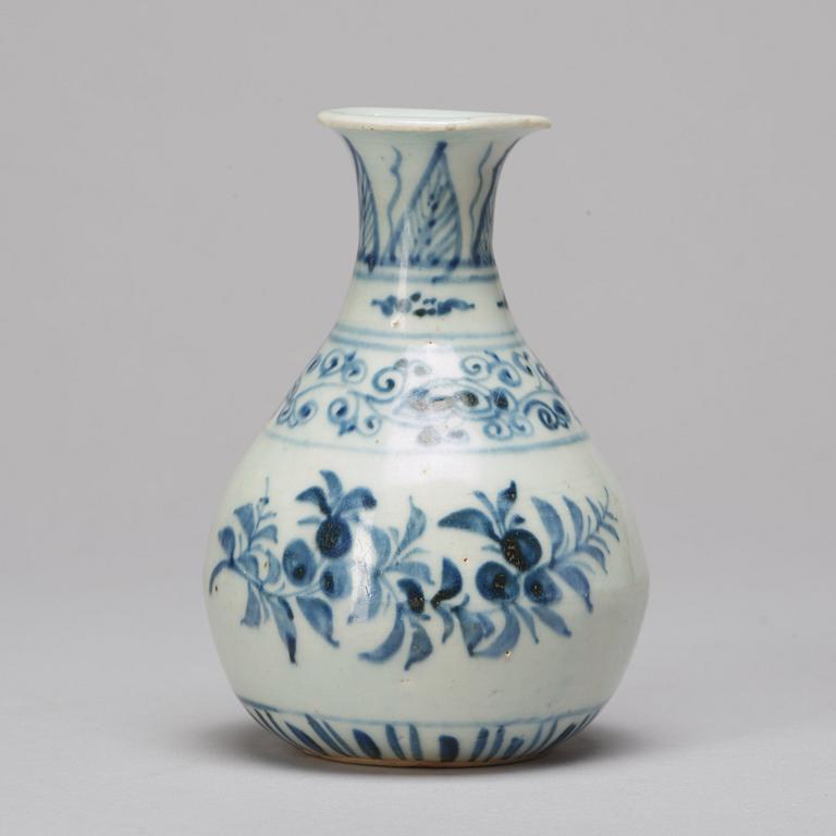 A group of Thai blue and white ceramics, 17/18th Century.