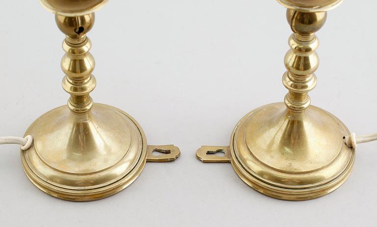 BORDS/VÄGGLAMPOR, 1 par, mässing, 1800-/1900-tal.