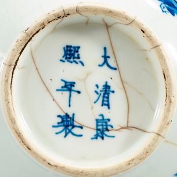 A blue and white teapot with cover. Qing dynasty Kangxi 1662-1722. With Kangxis six characters mark.