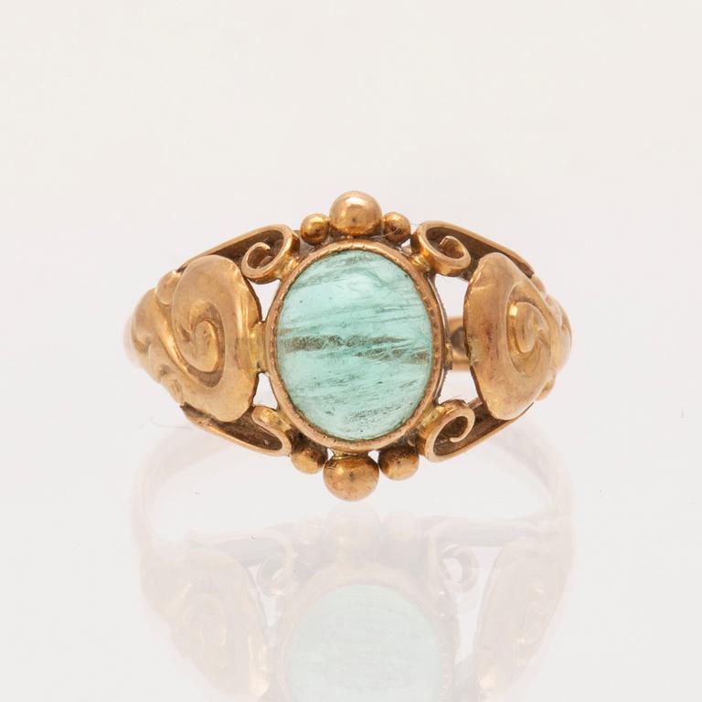 An 18K gold ring set with a cabochon cut emerald by Harbeck Wilhelm Stockholm 1945.