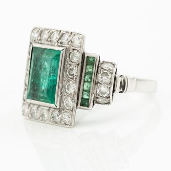 Ring 14K white gold with emeralds and round brilliant-cut diamonds.
