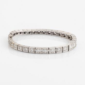 An 18K white gold bracelet set with round brilliant-cut diamonds.