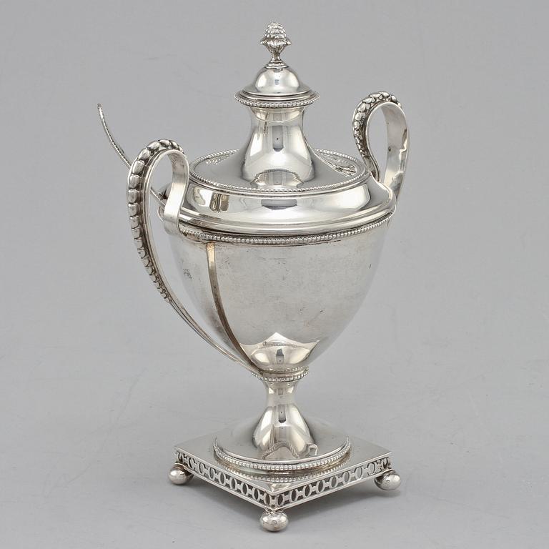 STRÖSOCKERSKÅL, samt STRÖSKED, silver, Stockholm, 1906. Vikt 510 g.