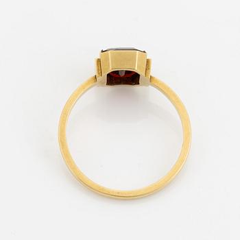 Wiwen Nilsson, Ring, 18K guld med fasettslipad röd sten, Lund 1940.