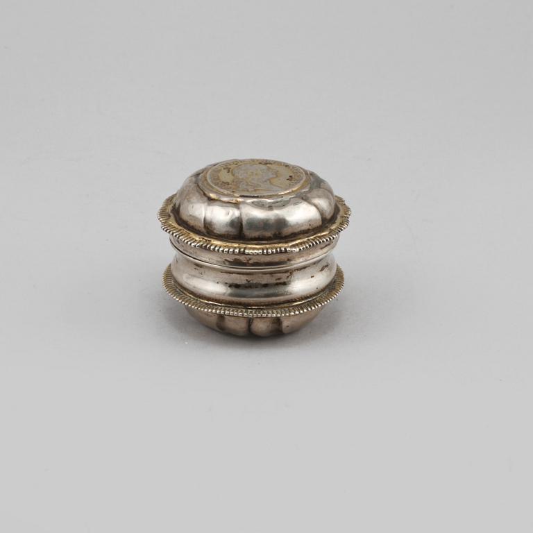 KYRKDOSA, silver, Anders Schotte, Uddevalla, 1782, vikt 45 g.