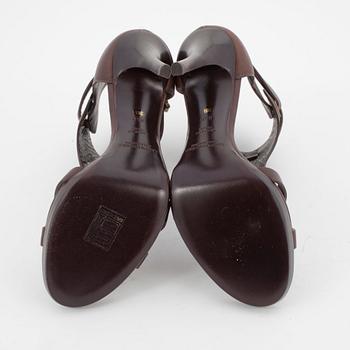 RALPH LAUREN, a pair of brown leather sandals. Size US 8 1/2.