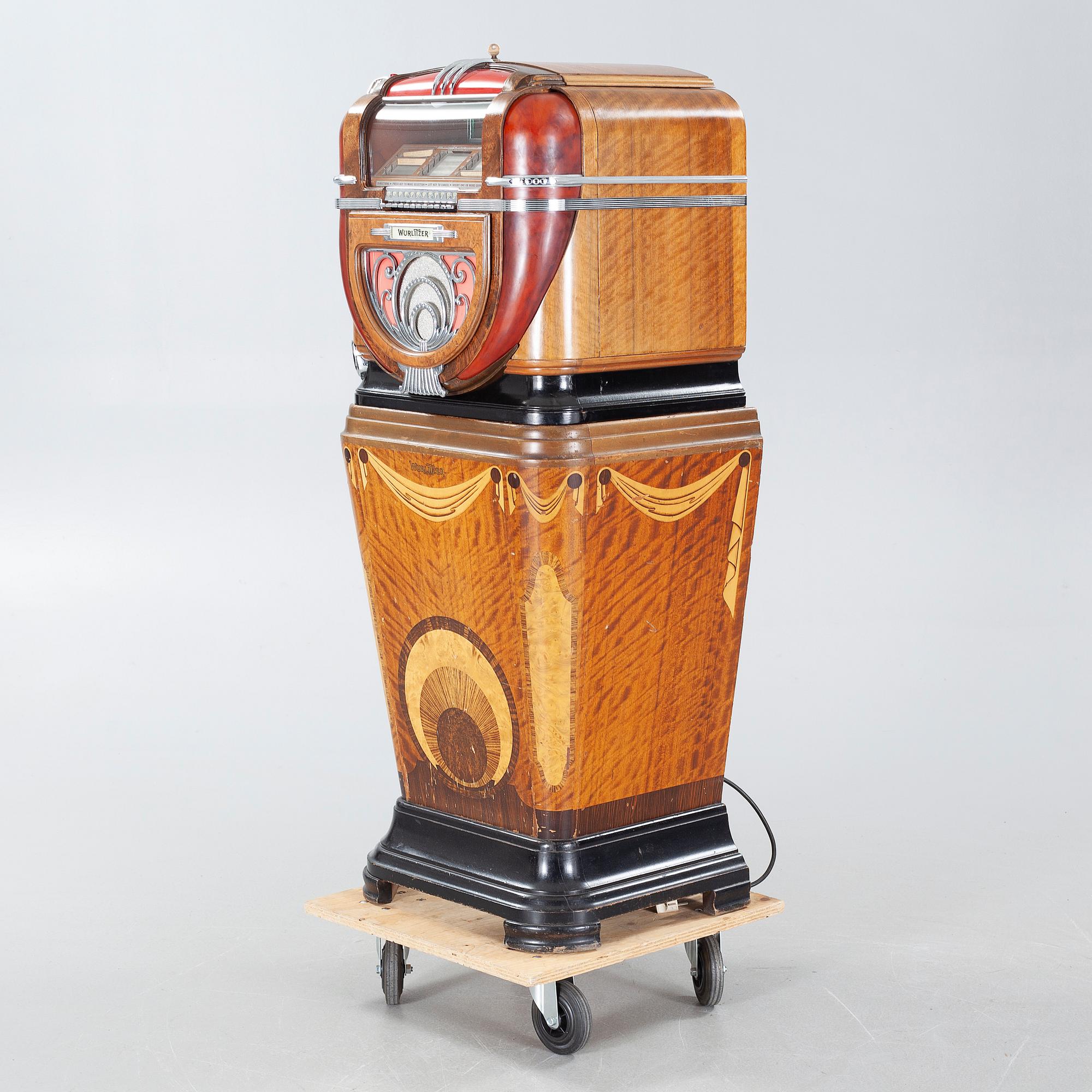 JUKEBOX, Wurlitzer Model 81, on original wooden stand "Mae West".
