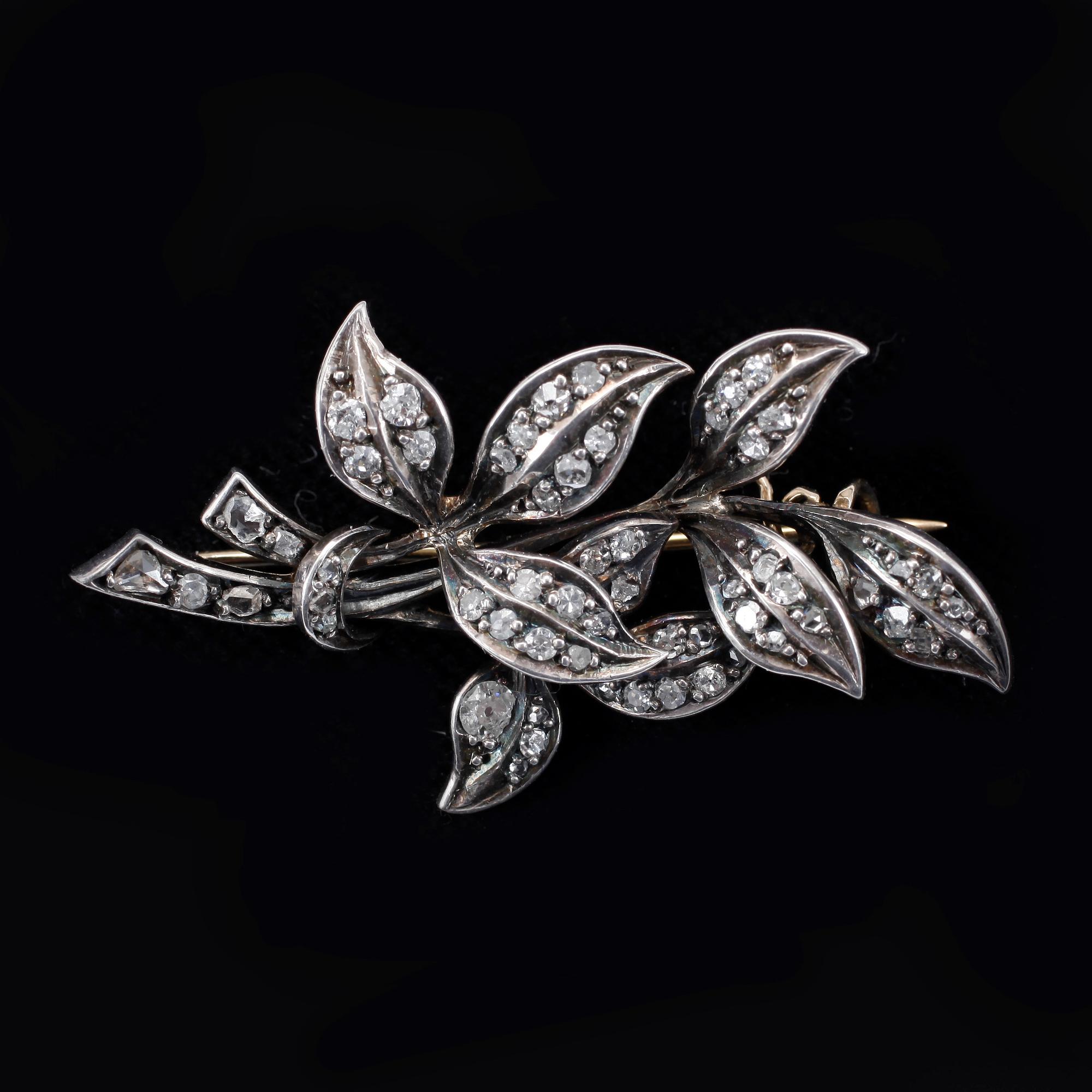 BROSCH, silver, baksida i guld med diamanter. Vikt 8g.