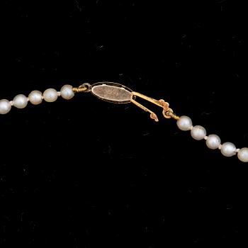 PÄRLCOLLIER, graderat, förgyllt silverlås. 1900-talets mitt.