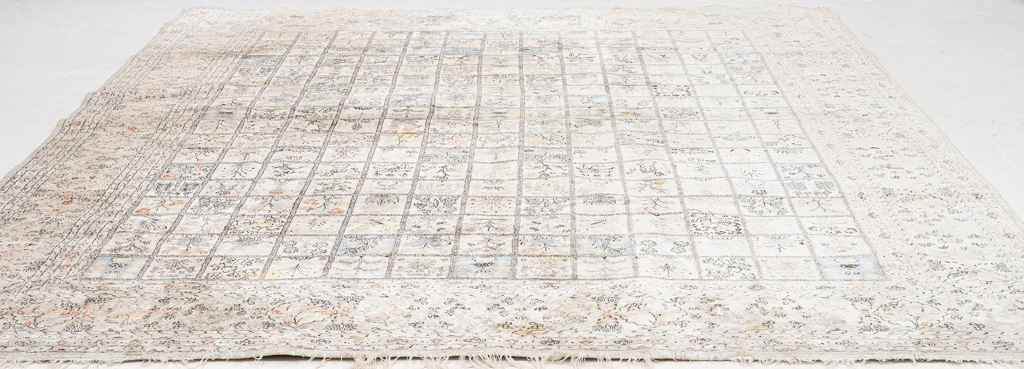 Matta, persisk, ca 360 x 270 cm.