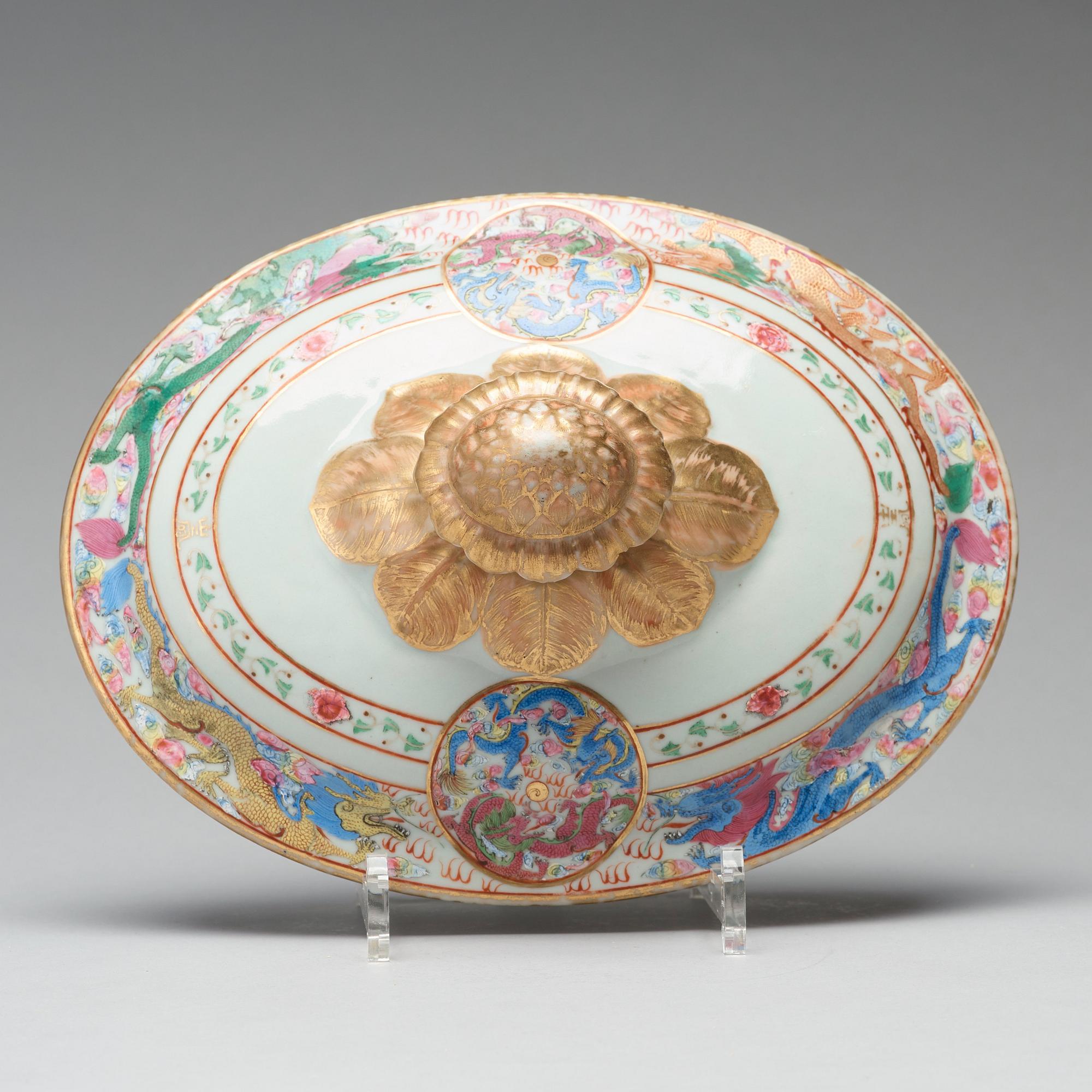 TERRIN med LOCK, porslin. Qingdynastin, Jiaqing (1796-1820).