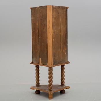 HÖRNSKÅP, sent 1700-tal.