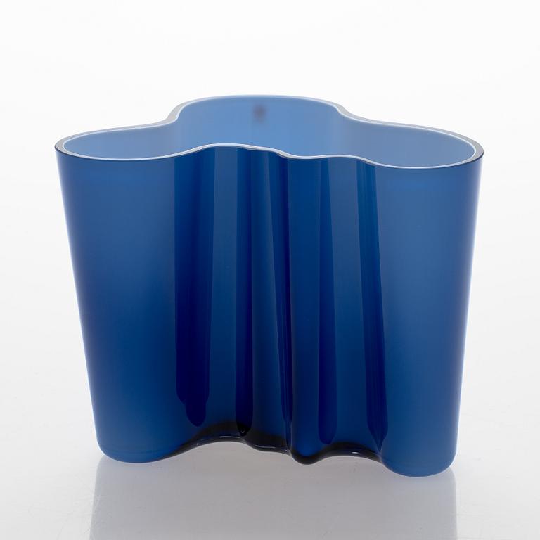 Alvar Aalto, Juhlamaljakko- ja malja, Suomi 100, Iittala numeroitu 386/4000 ja Iittala Suomi Finland 100.