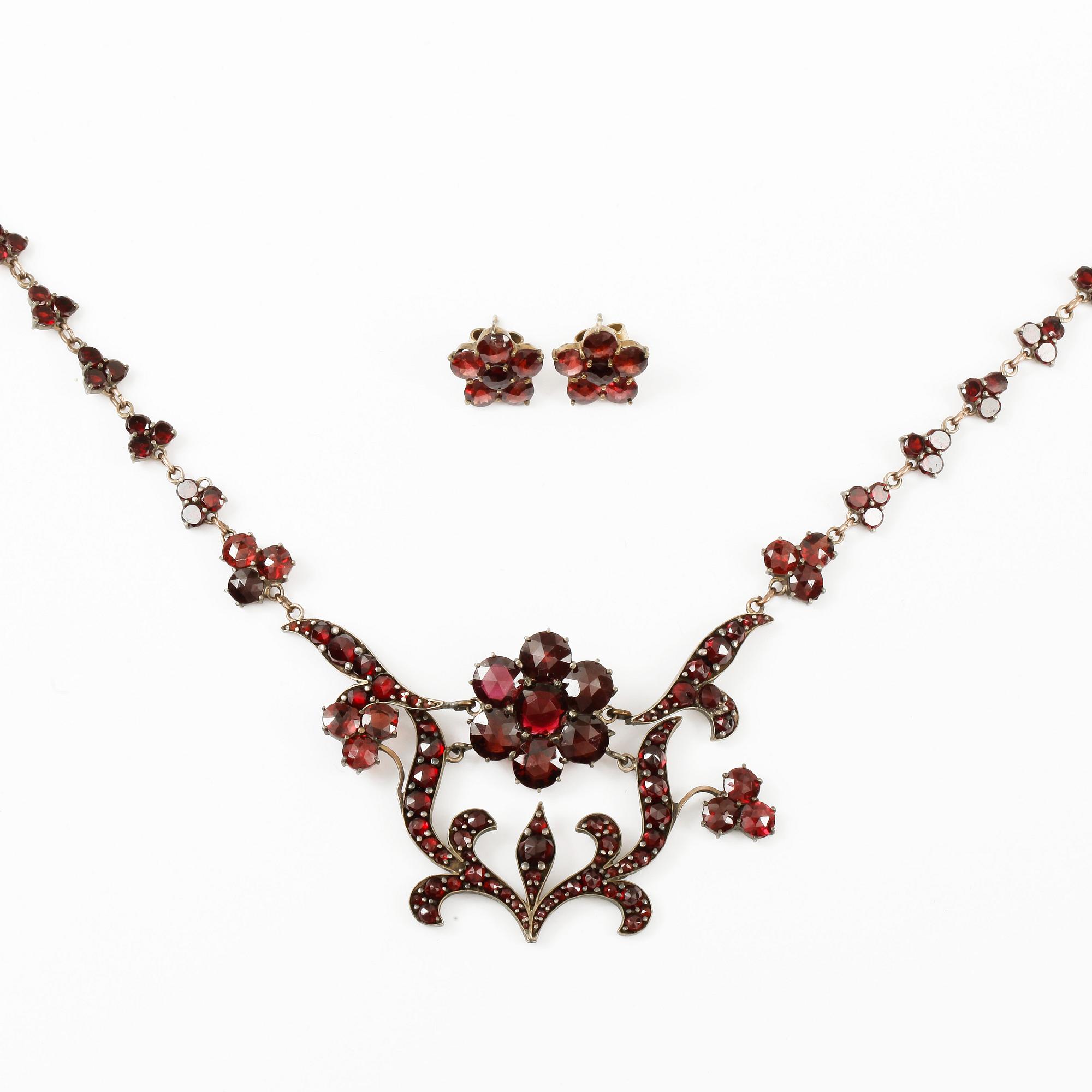 HALSBAND SAMT ett par ÖRHÄNGEN, förgyllt silver, granater. 1900-talets första hälft.